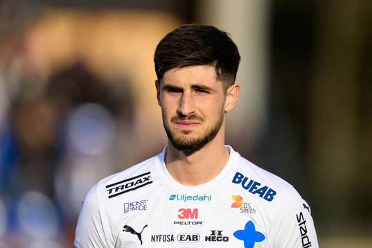 Värnamos Emin Grozdanic vid lineup innan fotbollsmatchen i