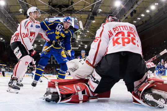Tobias Geisser and goaltender Joren van Pottelberghe of