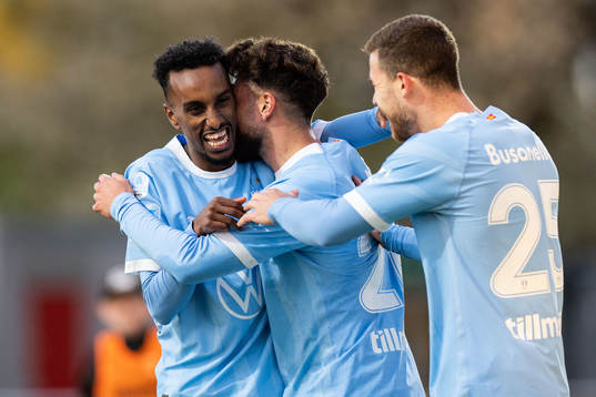 Malmö FFs Taha Ali jublar med Moustafa Zeidan och Gabriel