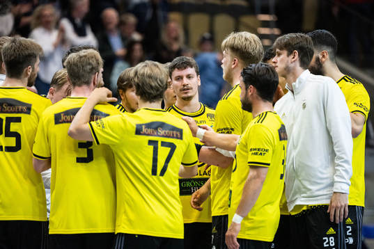 Sävehofs Elias Á Skipagøtu jublar med lagkamrater
