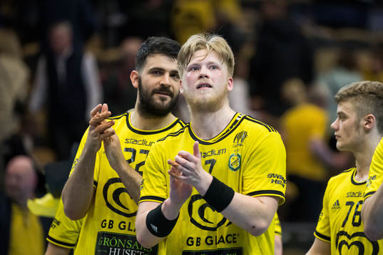Sävehofs Gzim Salihi och Felix Möller tackar publiken
