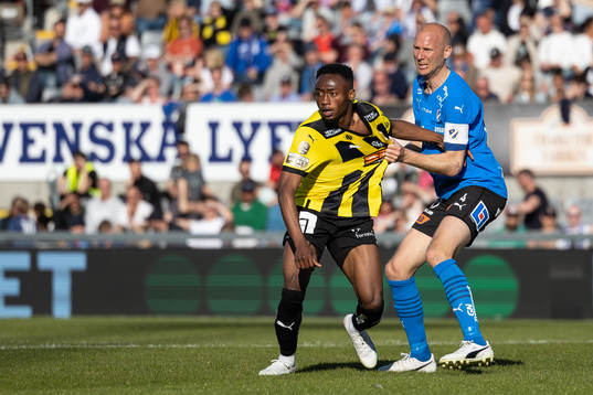 Häckens Benie Adama Traore och Halmstads Andreas Johansson