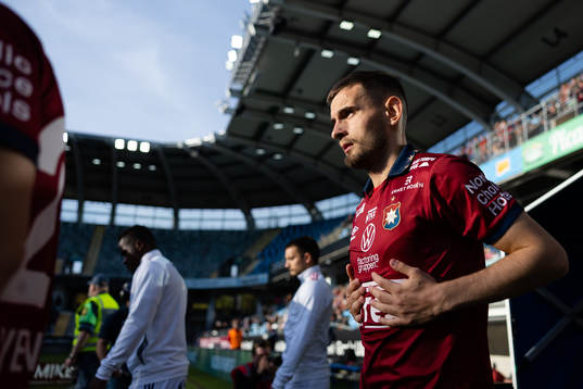 Örgrytes Erion Sadiku på väg ut till line up innan