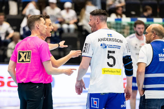 Ystad IFs Kim Andersson i samtal med domare Johan Gomér
