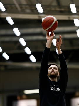 Norrköpings Adam Ramstedt före basketmatchen i herrarnas