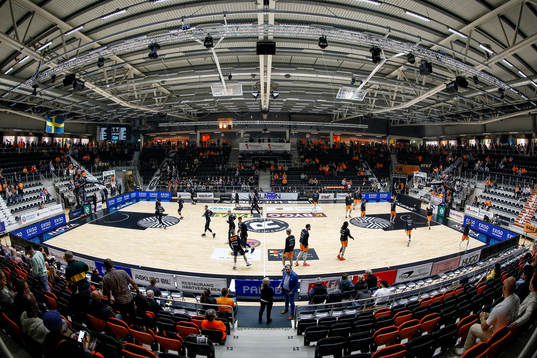 Uppvärmning före basketmatchen i herrarnas SBL mellan