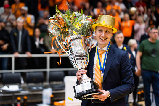 Norrköpings huvudtränare Mikko Riipinen jublar med pokalen