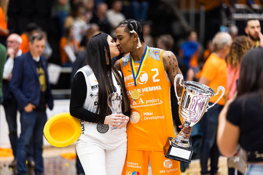 Norrköpings  Devonte Green jublar med flickvän och pokal