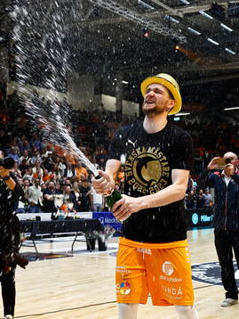 Norrköpings  Tim Schuberg jublar