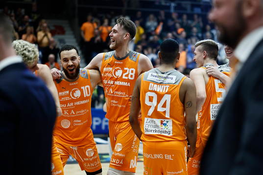 Norrköpings Elias Desport och Nick Spires jublar