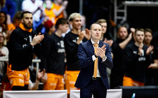 Norrköpings huvudtränare Mikko Riipinen jublar