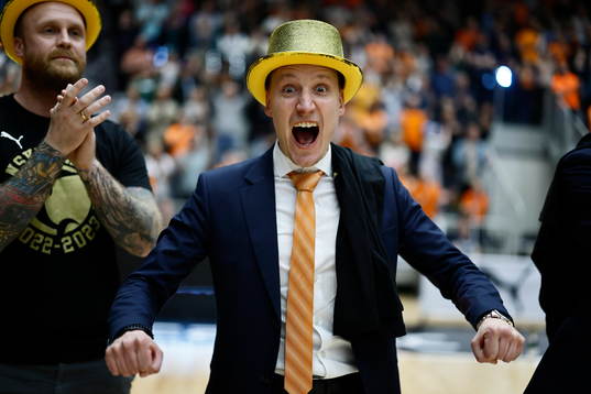 Norrköpings huvudtränare Mikko Riipinen jublar
