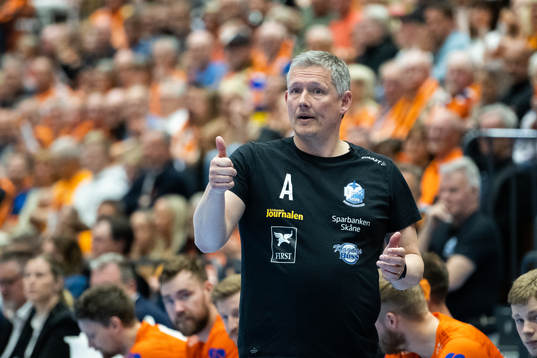 IFK Kristianstads tränare Stian Tönnesen visar tummen upp
