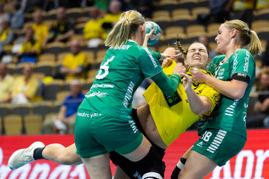 Skurus Ellen Voutilainen och Isabel van Kerkvoorde stoppar
