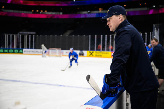 Head coach Sam Hallam of Sweden at a practice session