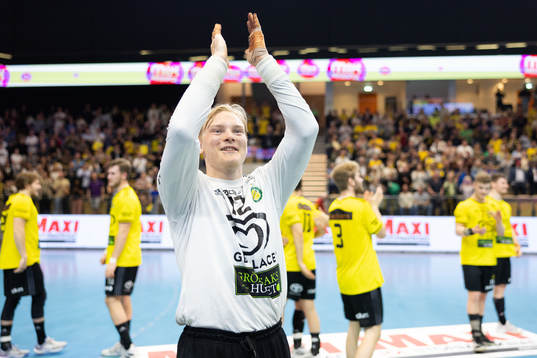 Sävehofs målvakt Simon Möller jublar