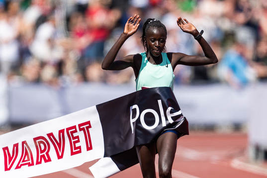 Kenyas Susan Chembai jublar när hon vinner Göteborgsvarvet