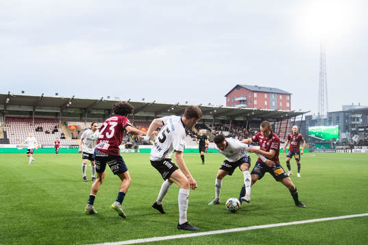 Örebros Adam Bark och Niclas Bergmark mot Örgrytes Hady