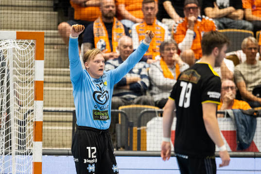 Sävehofs målvakt Simon Möller jublar