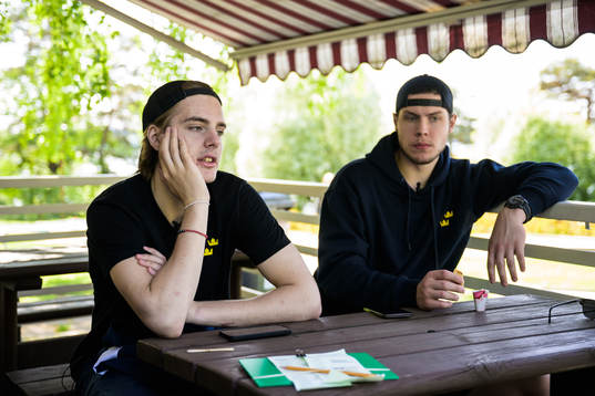Leo Carlsson and goaltender Jesper Wallstedt of Sweden