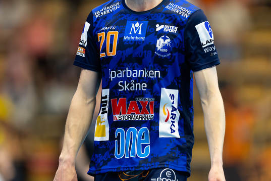 IFK Kristianstads Emil Frend Öfors med ICA reklam på