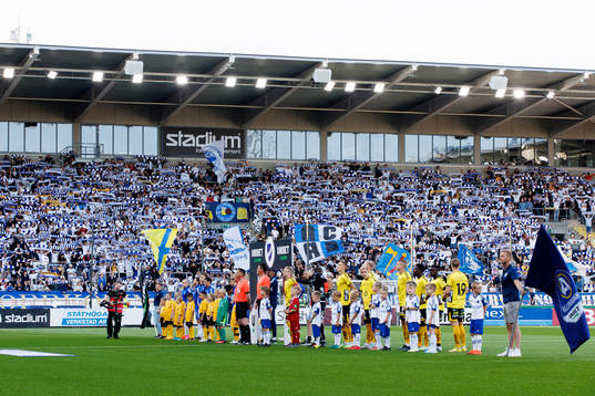 Lagen vid lineup innan fotbollsmatchen i Allsvenskan mellan