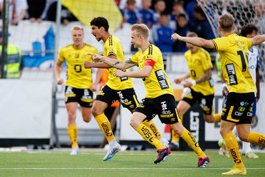 Elfsborgs Johan Larsson jublar