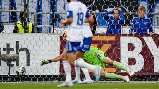 IFK Norrköpings målvakt Oscar Jansson ser bollen gå i