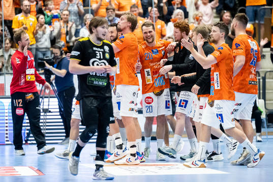 IFK Kristianstads spelare med Emil Frend Öfors (m) jublar