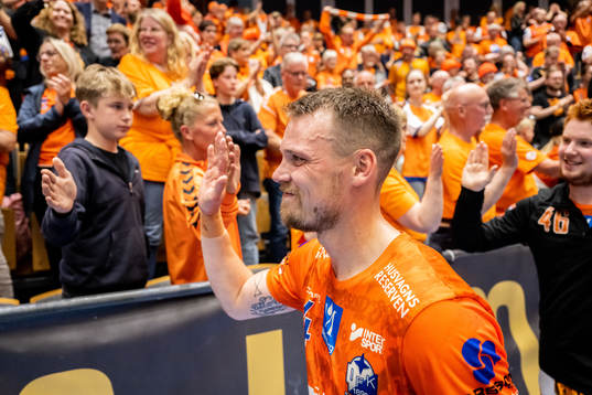 IFK Kristianstads Markus Olsson jublar med supportrar