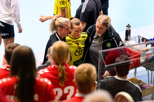 Sävehof Stella Huselius leds av planen