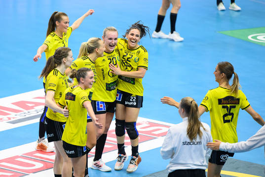 Sävehofs Thea Blomst och Carmen Martin jublar