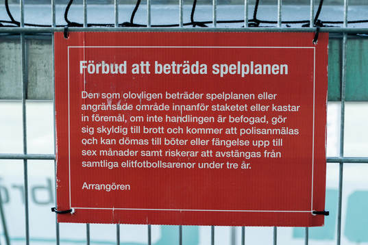 En skylt med texten ”Förbud att beträda spelplanen”