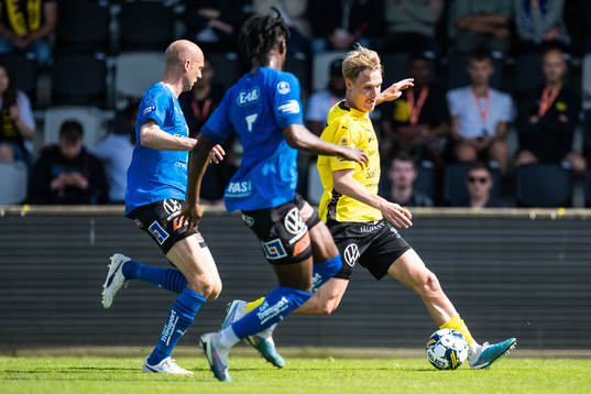 Mjällbys Max Fenger mot Halmstads Joseph Baffoe och