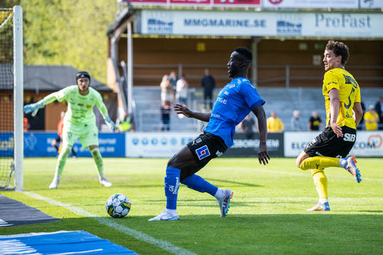 Halmstads Naeem Mohammed och Mjällbys Colin Rösler