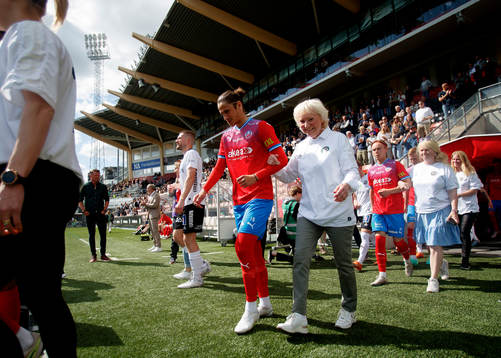 Helsingborgs Ervin Gigovic går in med en mamma