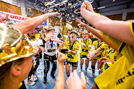 Sävehofs Irma Kocanovic (m) jublar med pokalen
