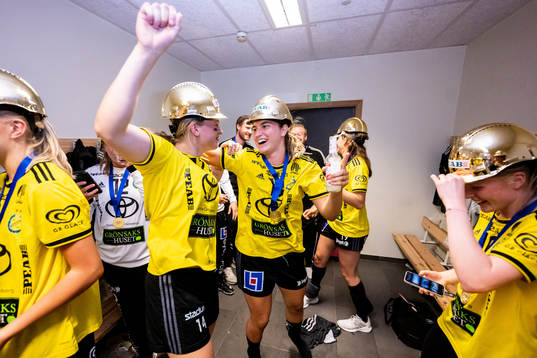 Sävehofs Amanda Källström och Irma Kocanovic jublar i