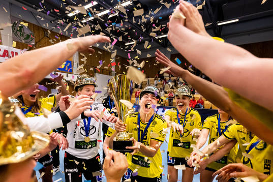 Sävehofs Irma Kocanovic jublar med pokalen