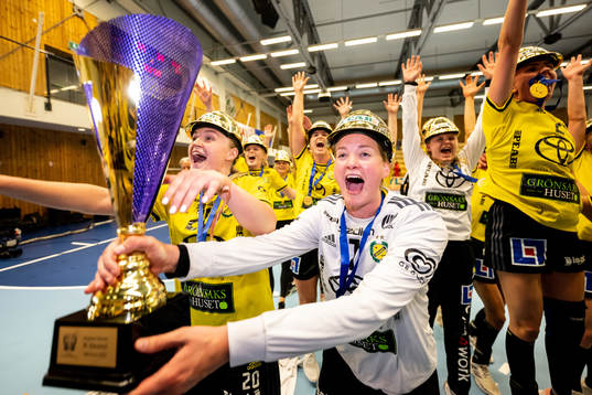Sävehofs Thea Blomst och målvakt Johanna Bundsen jublar