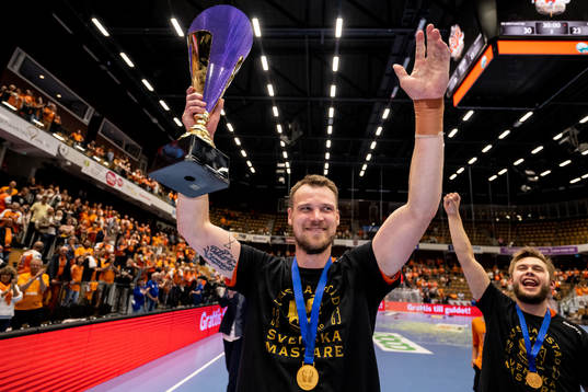 IFK Kristianstads Markus Olsson jublar med pokalen