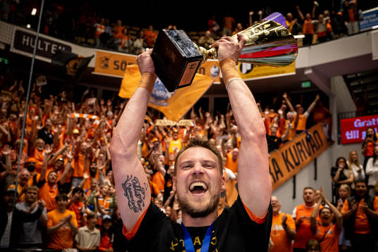 IFK Kristianstads Markus Olsson jublar med pokalen
