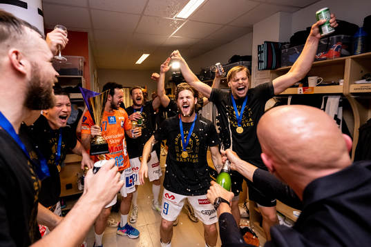IFK Kristianstads ordförande Marcus Kjellman sprutar