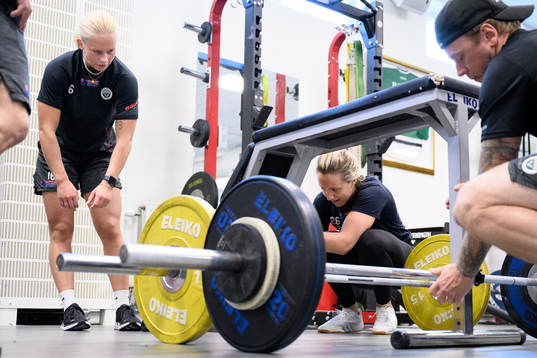 Jennifer Carlsson och Hanna Olsson tränar med herrlaget