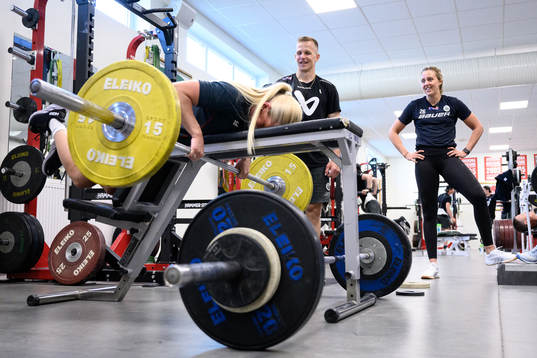 Jennifer Carlsson, Max Friberg och Hanna Olsson tränar med