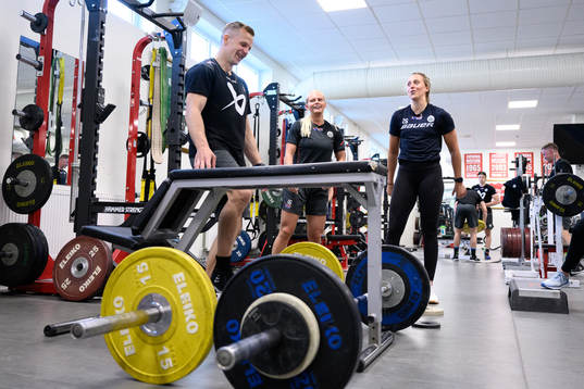 Max Friberg, Jennifer Carlsson och Hanna Olsson tränar med