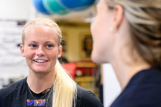 Jennifer Carlsson blir intervjuad