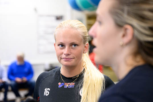 Jennifer Carlsson blir intervjuad