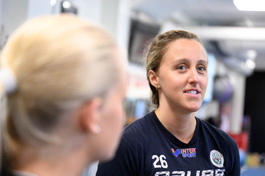 Hanna Olsson blir intervjuad