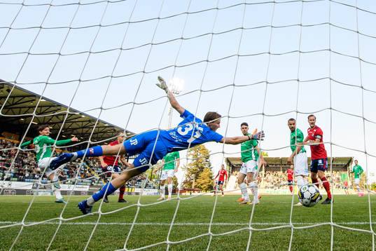 Östers Jesper Jonasson Westermark gör 0-1 bakom
